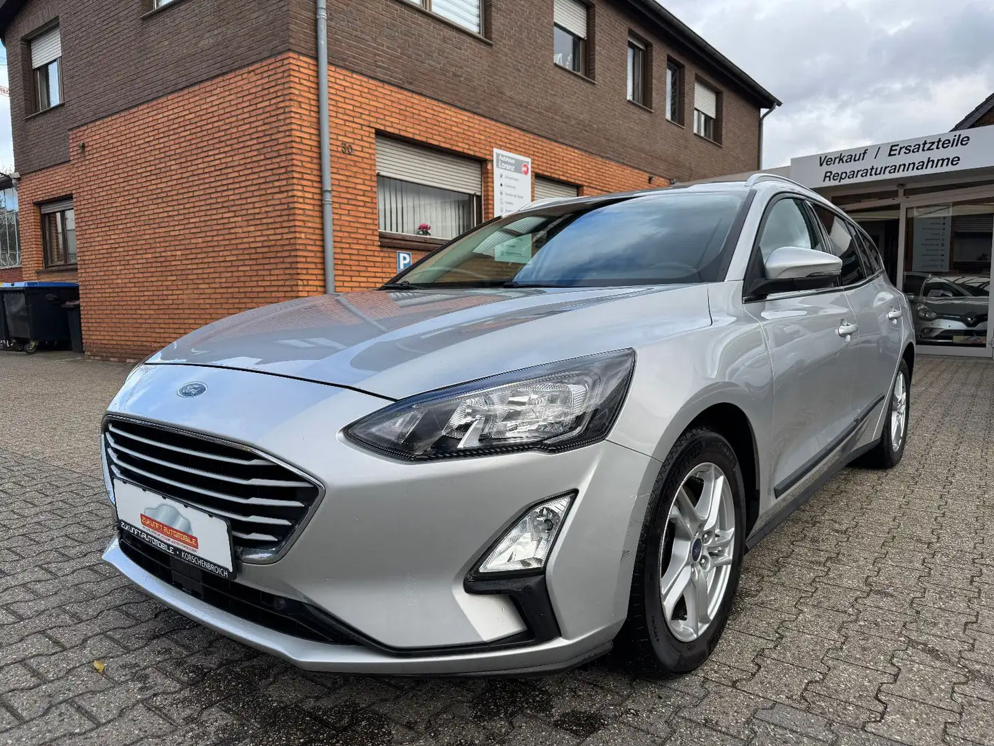 Ford Focus Turnier Cool & Connect /1.Hand/Navi/PDC Plateado - 2