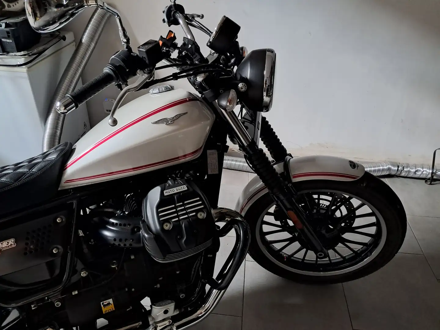 Moto Guzzi V 9 Blanc - 2