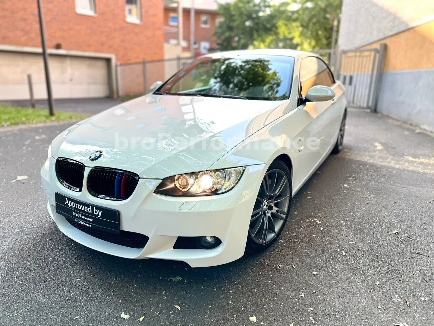 BMW 330 i Cabrio *Automatik M-Paket Sport Leder Navi* Weiß - 1
