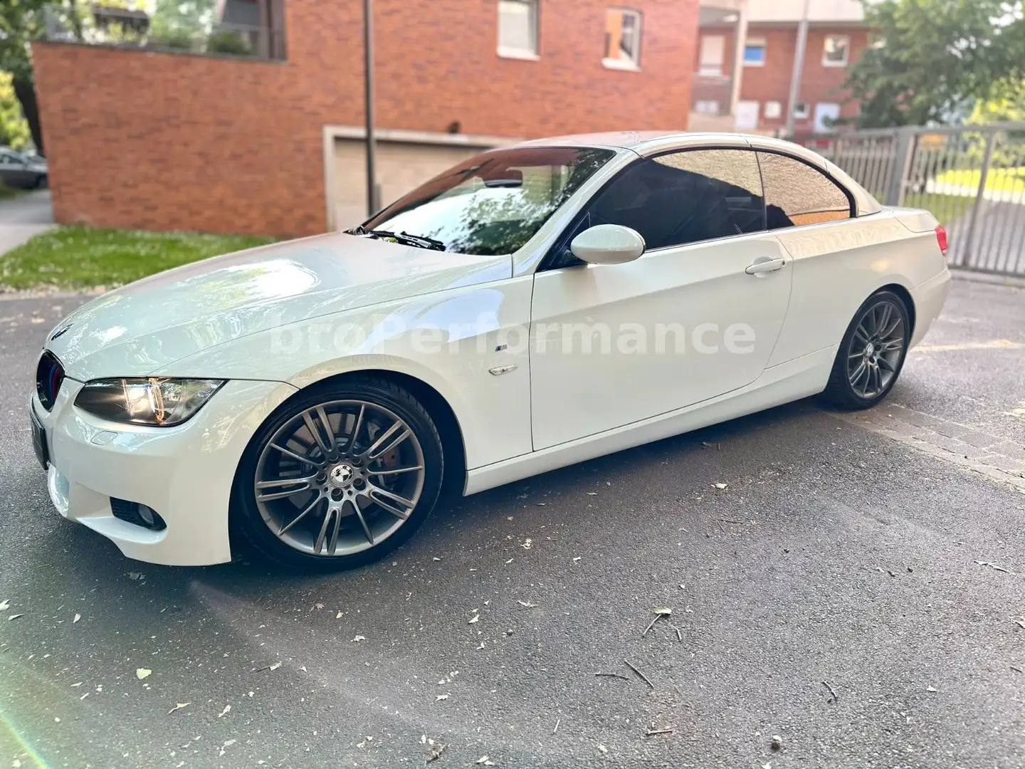 BMW 330 i Cabrio *Automatik M-Paket Sport Leder Navi* Weiß - 2