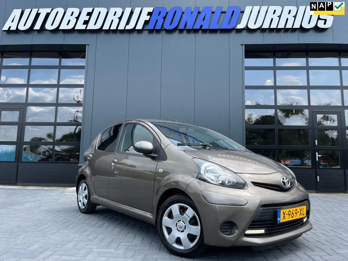 Toyota Aygo 1.0 VVT-i Aspiration Led/Bluetooth radio/Airco/5De Bruin - 1