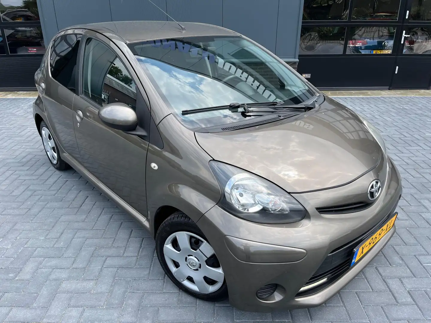 Toyota Aygo 1.0 VVT-i Aspiration Led/Bluetooth radio/Airco/5De Bruin - 2