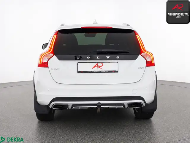 Volvo V60 Cross Country view 4