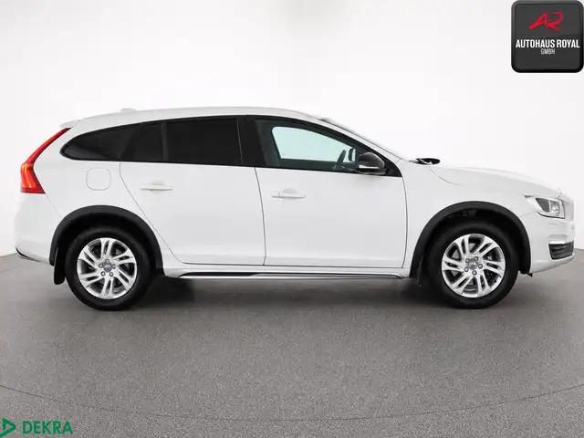 Volvo V60 Cross Country view 6