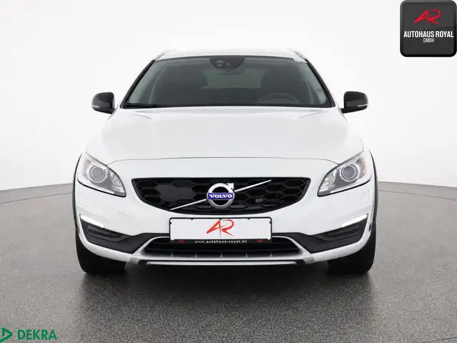 Volvo V60 Cross Country view 8