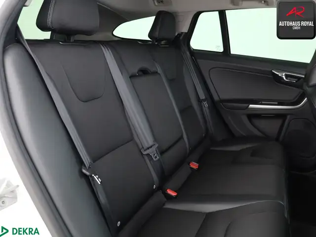 Volvo V60 Cross Country view 13
