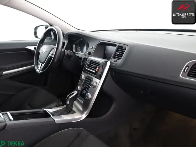 Volvo V60 Cross Country view 11