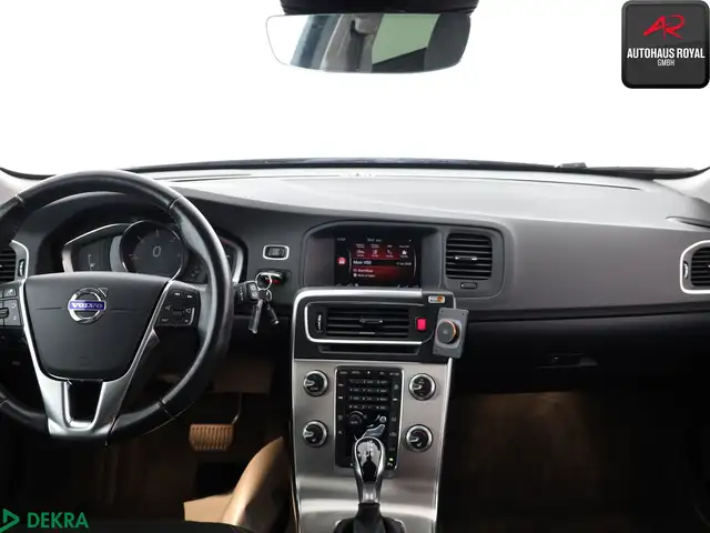Volvo V60 Cross Country view 9
