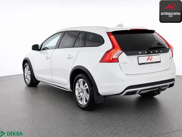 Volvo V60 Cross Country view 3
