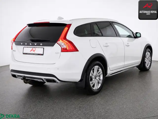 Volvo V60 Cross Country view 5