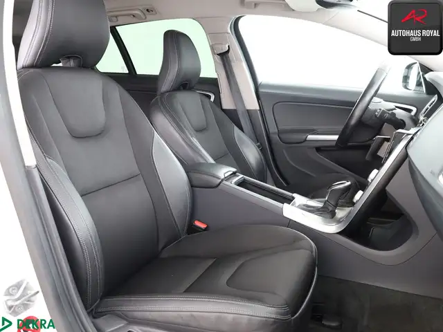 Volvo V60 Cross Country view 12