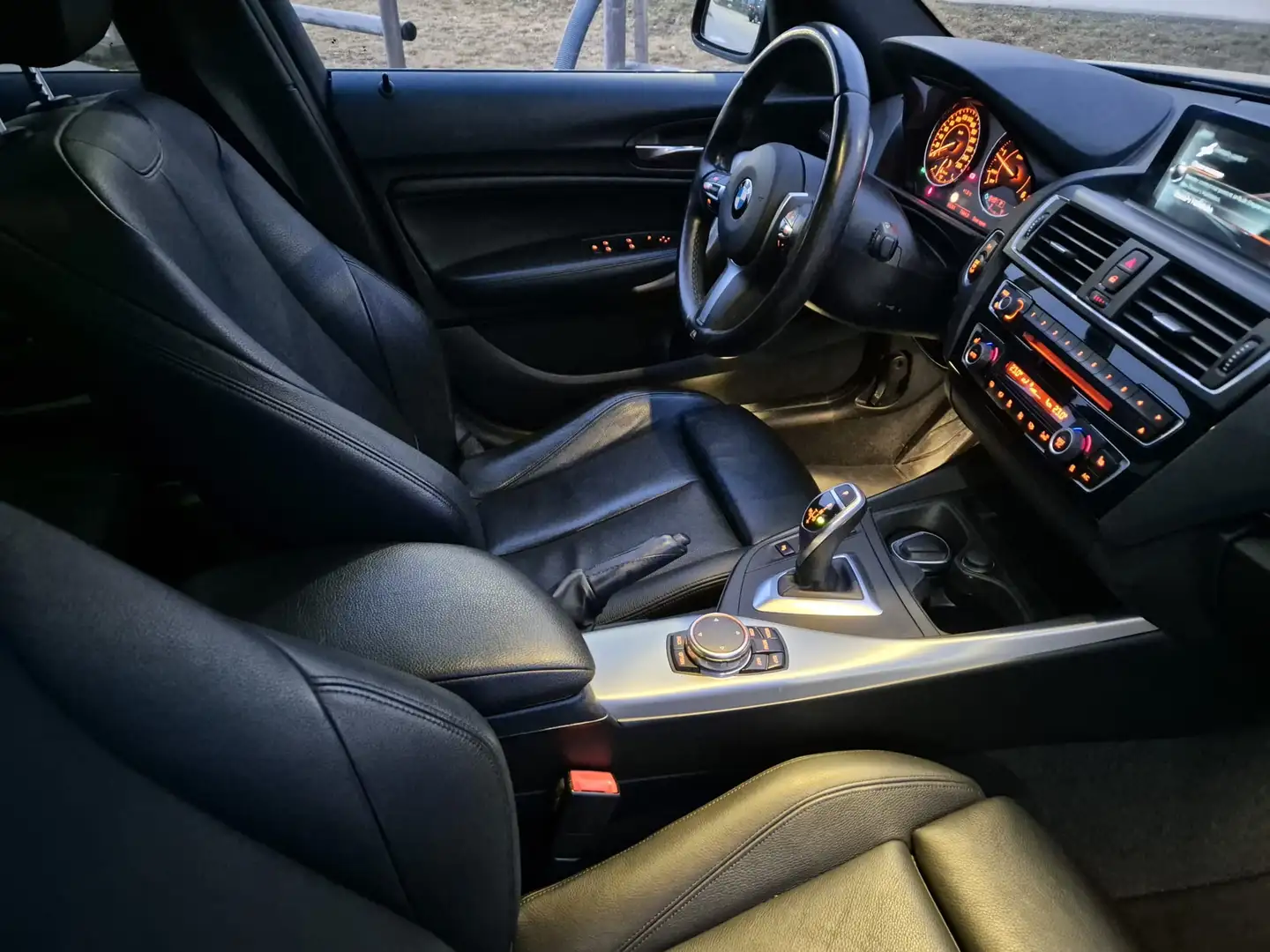 BMW 120 120d xDrive M Sport Aut. M Sport Schwarz - 2