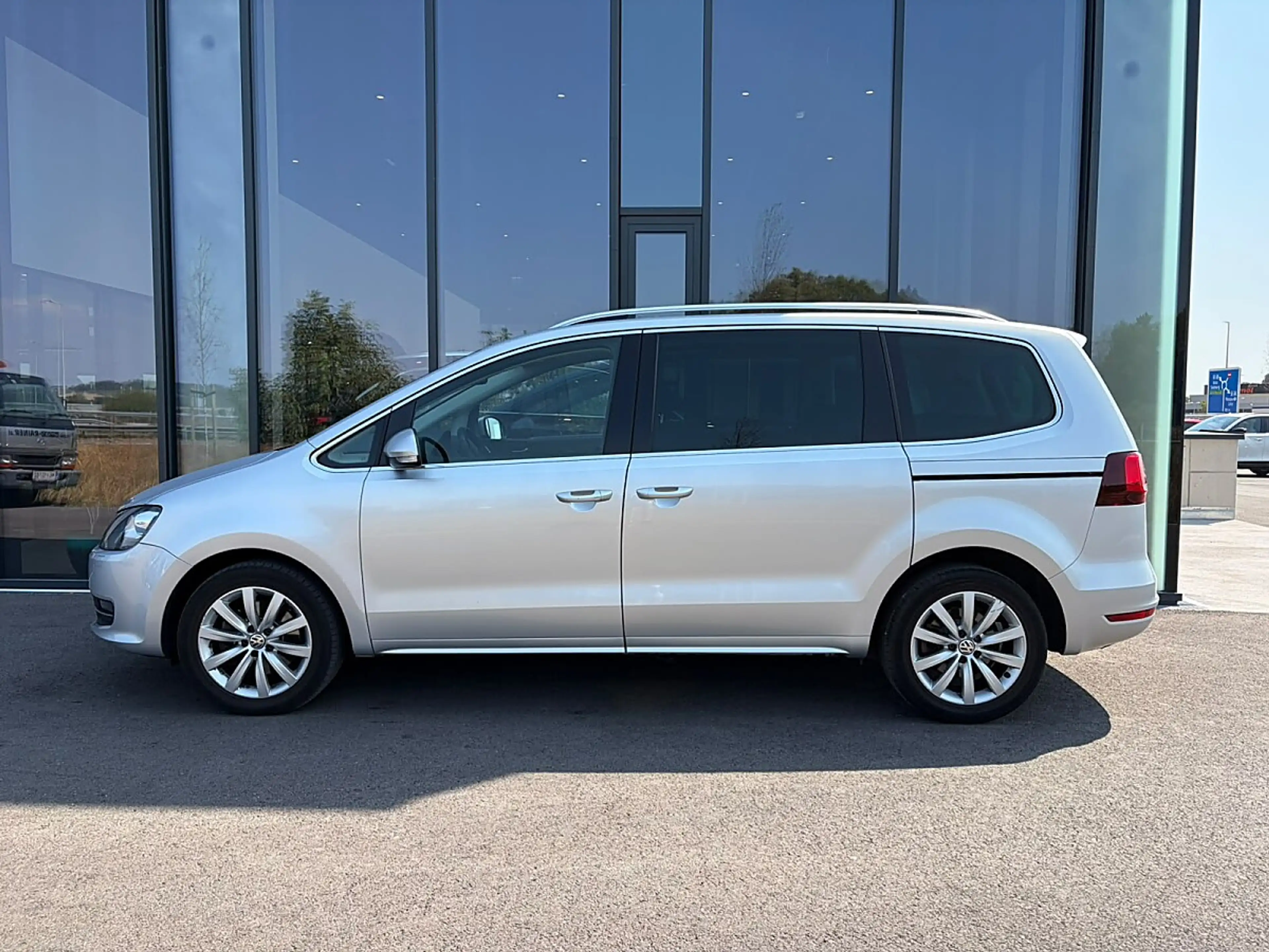 Volkswagen Sharan Business+ SCR 2,0 TDI DSG 7 Sitze / NAVI / RFK ... — photo 3