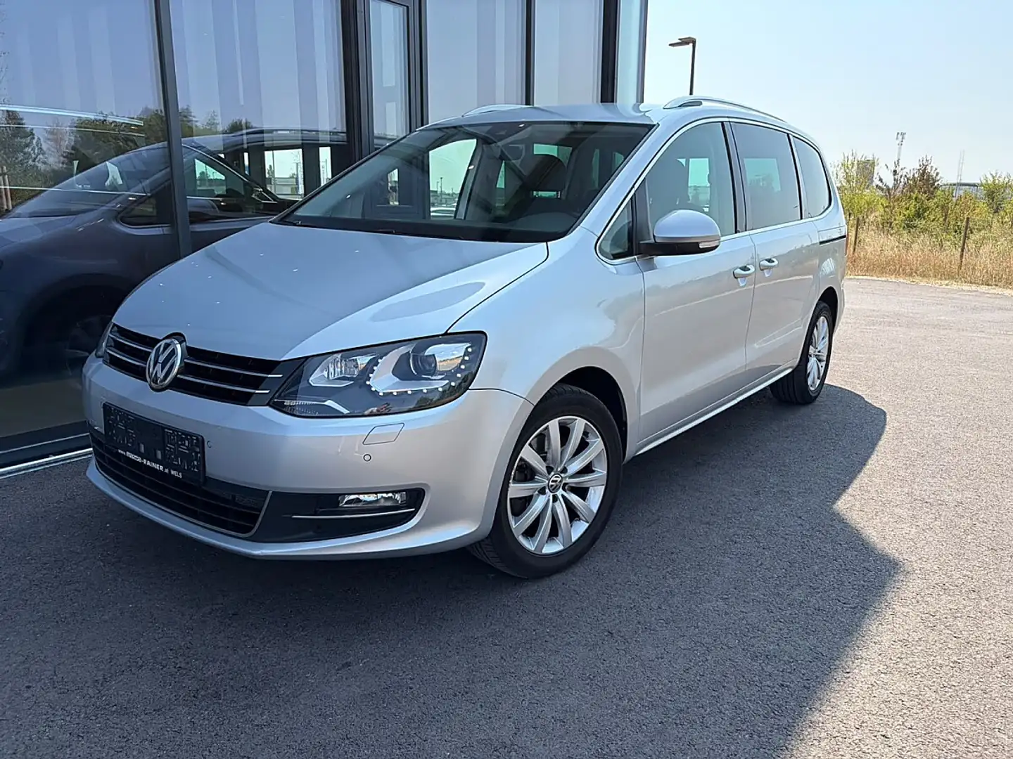 Volkswagen Sharan Business+ SCR 2,0 TDI DSG 7 Sitze / NAVI / RFK ... Silber - 2