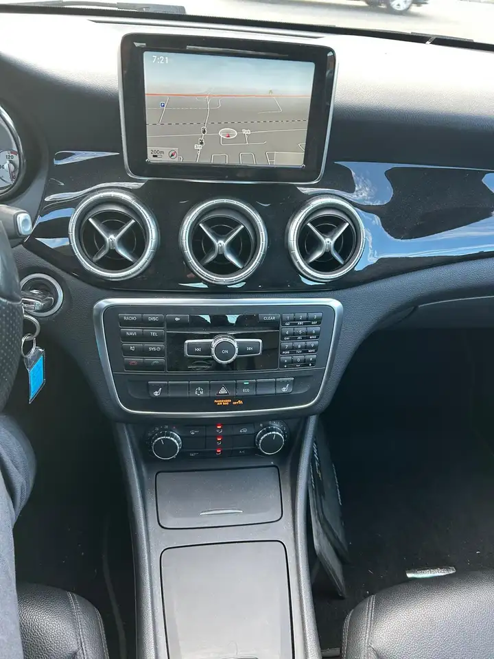 Mercedes-Benz CLA снимка Mercedes-Benz CLA