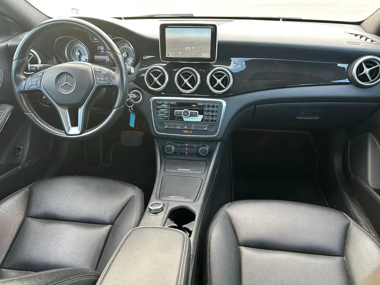 Mercedes-Benz CLA снимка Mercedes-Benz CLA