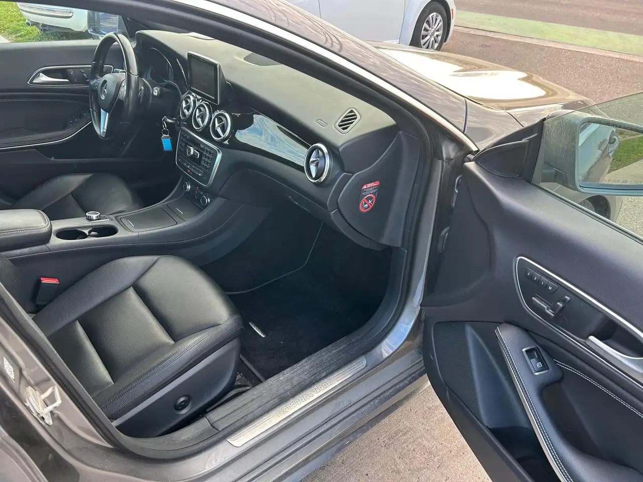 Mercedes-Benz CLA снимка Mercedes-Benz CLA