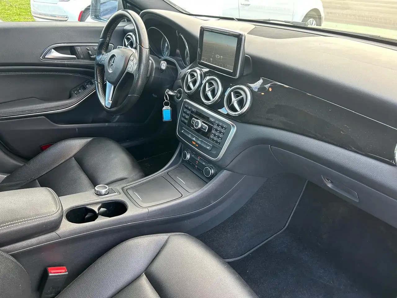 Mercedes-Benz CLA снимка Mercedes-Benz CLA