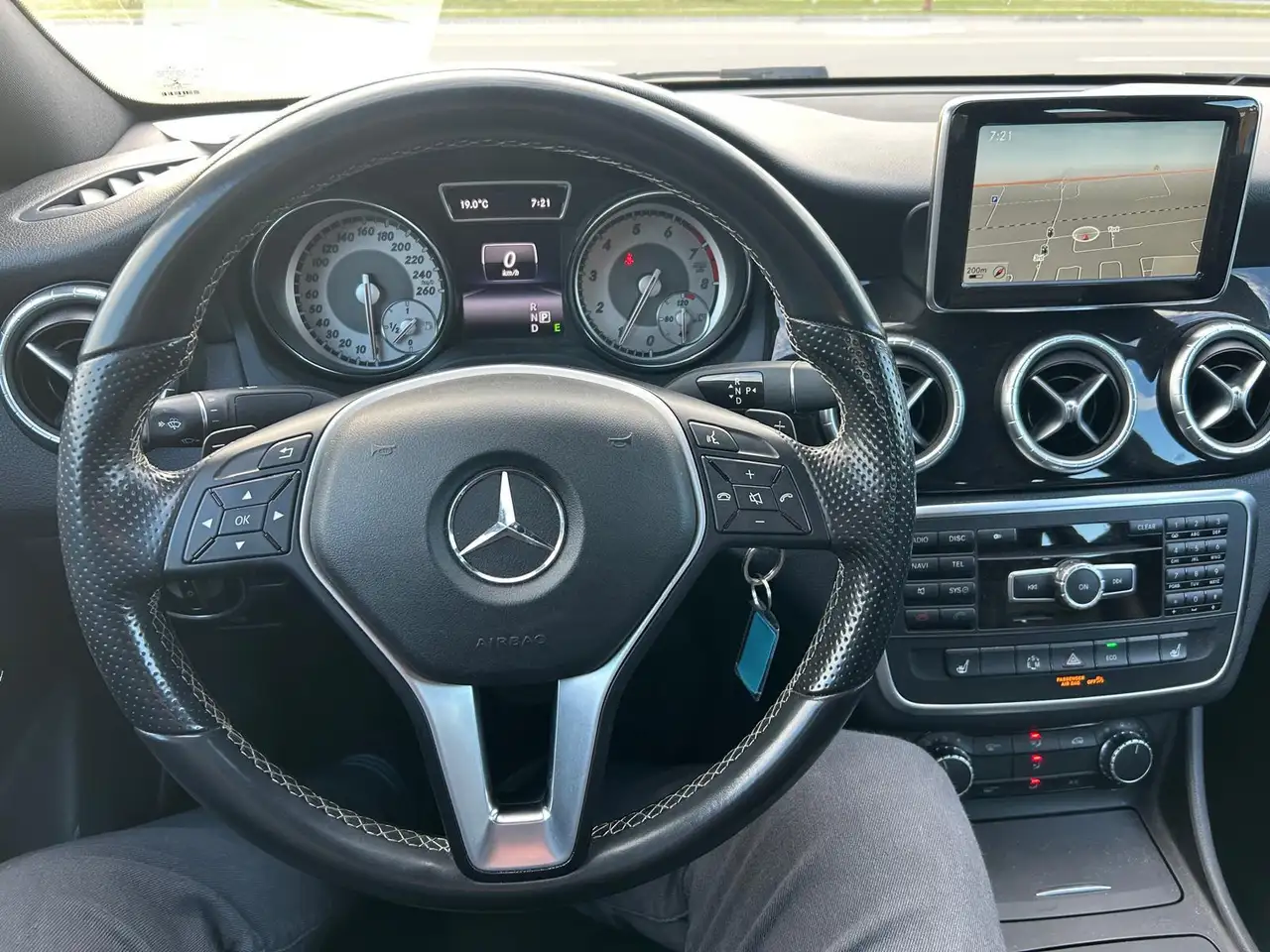 Mercedes-Benz CLA снимка Mercedes-Benz CLA