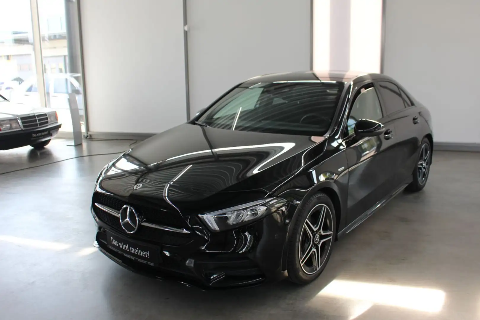 Mercedes-Benz A 180 AMG Limousine LED Night Kamera Ambiente Negro - 1