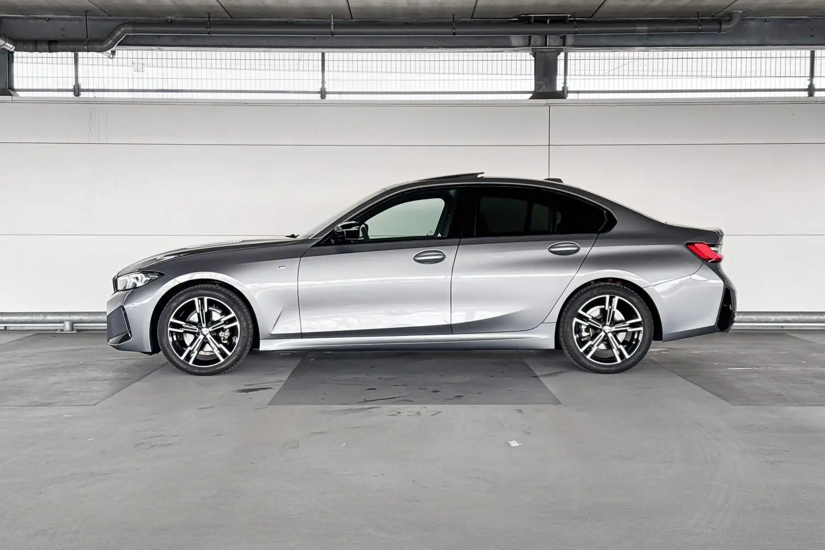 BMW 318 3 Serie Sedan 318i | M-Sport | Travel Pack | Enter Grau - 2