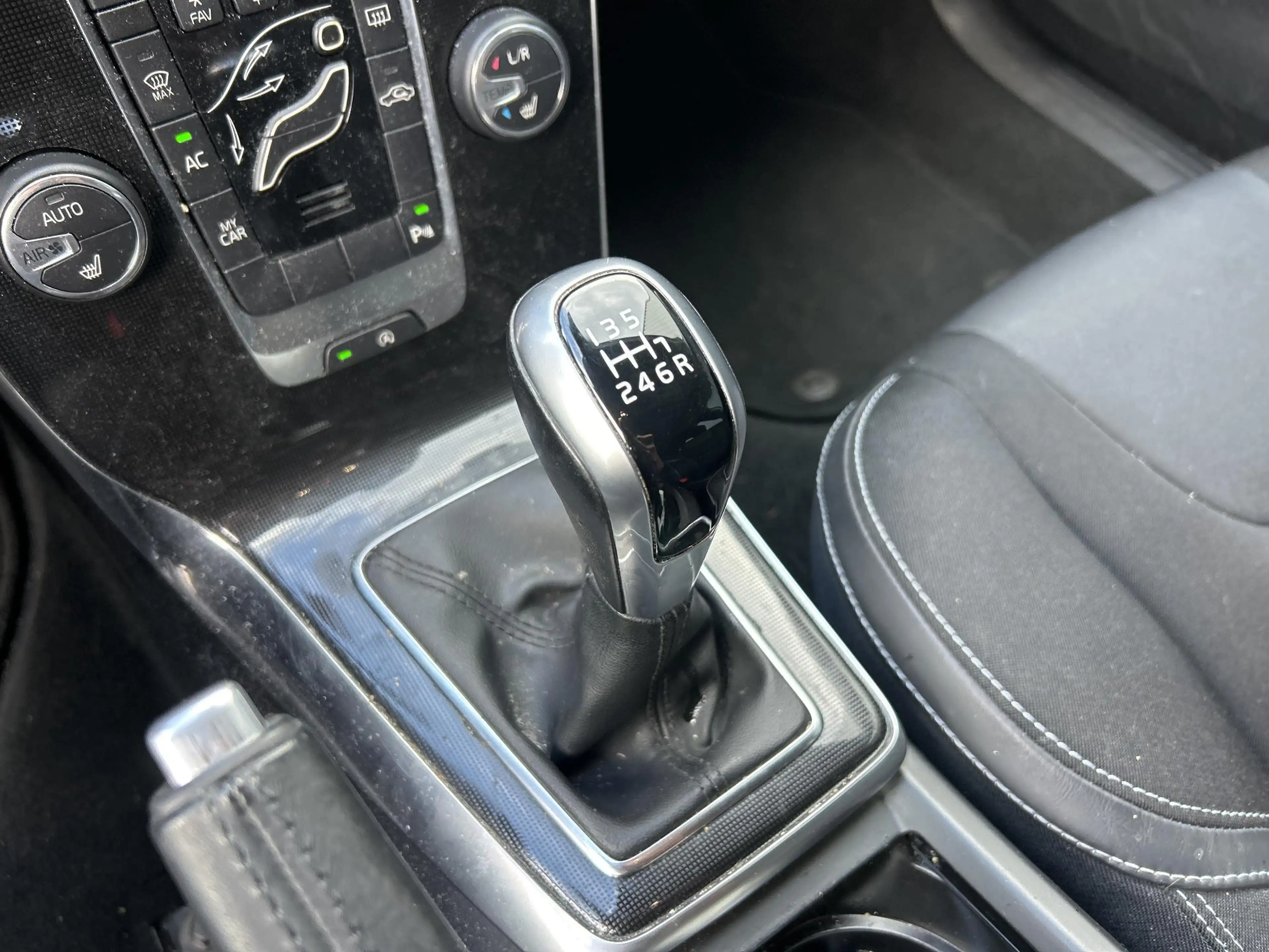 Volvo V40 2.0 D2 Nordic+ | Cruise | Climate | Navi | Stoelve — photo 12