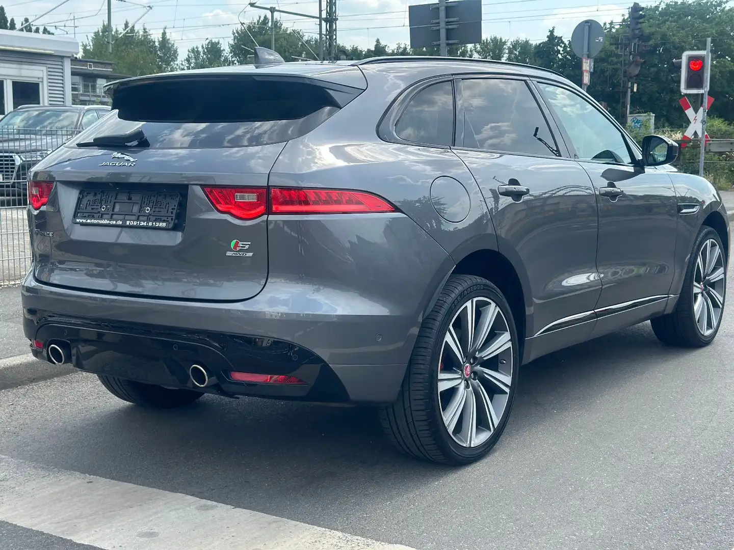 Jaguar F-Pace F-PACE S AWD QUICKSHIFT*22`LM+PANO+HEADUP+KAM* Grau - 2