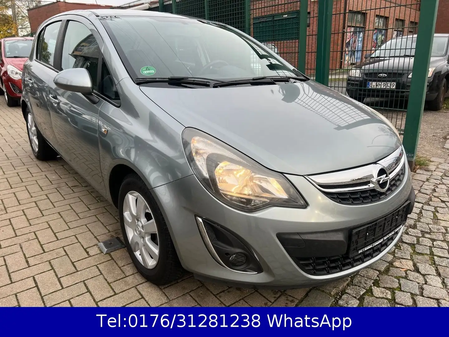 Opel Corsa D Active !! 97TKM  !! 4.Türig !! Top Gris - 2