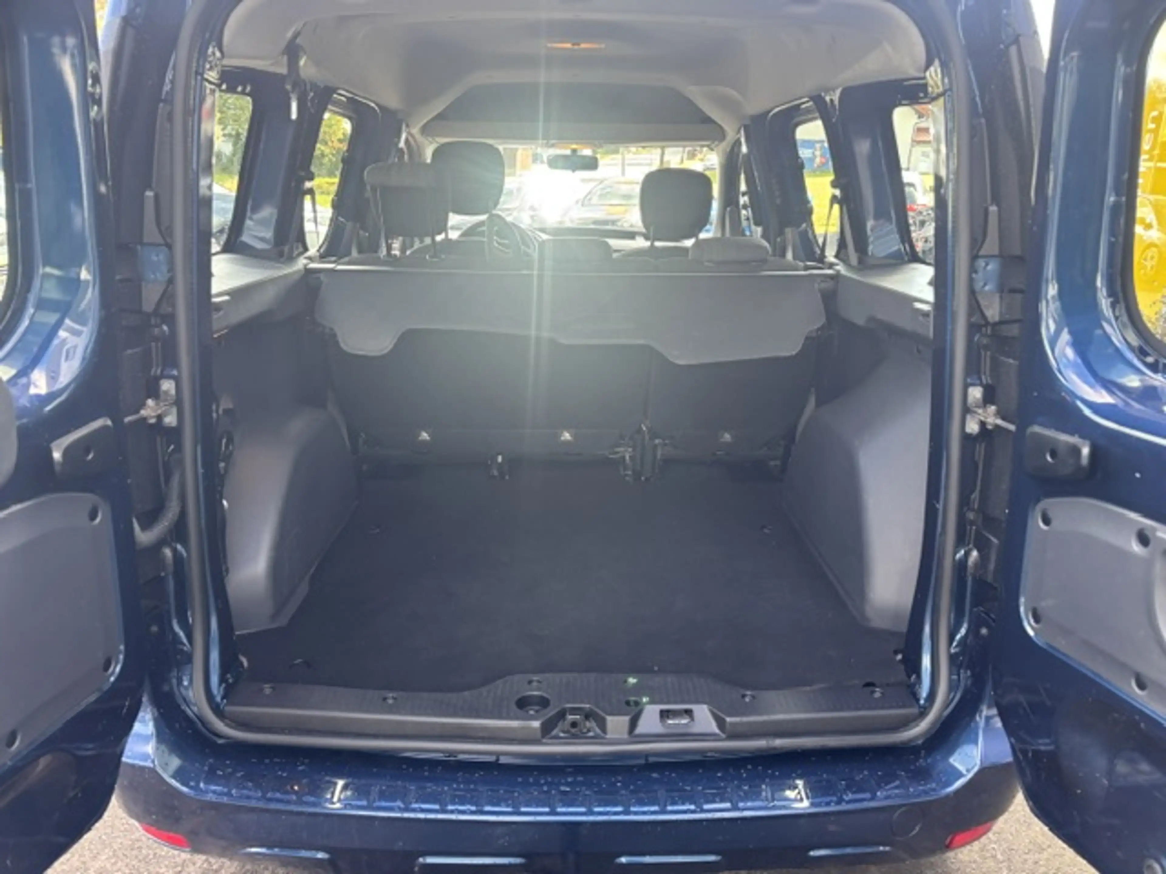 Dacia Dokker Supreme **Anhängekupplung, NAVI, 2 Schiebetüren** — photo 14