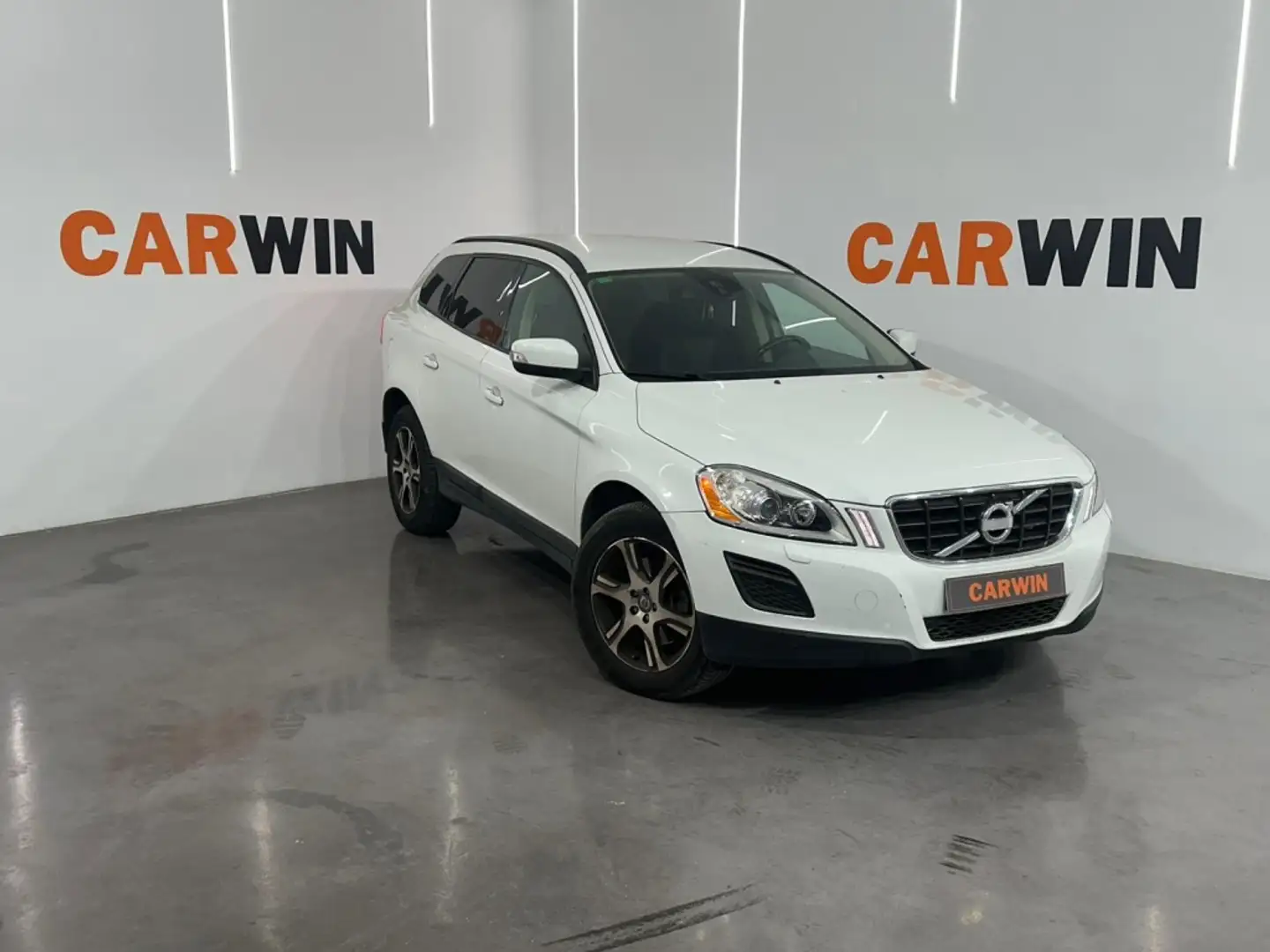 Volvo XC60 D3 Momentum Aut. Weiß - 1