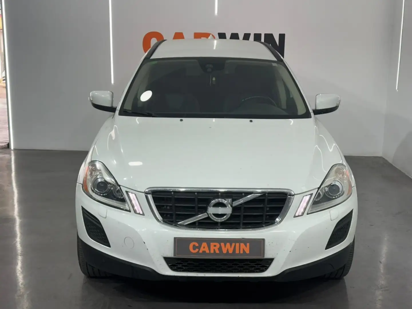 Volvo XC60 D3 Momentum Aut. Weiß - 2