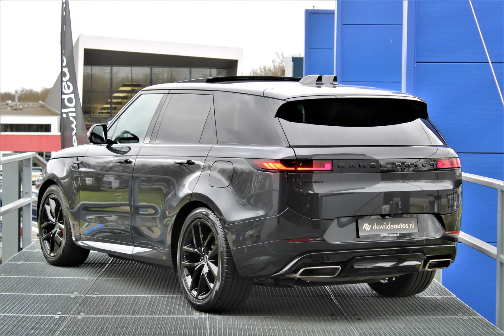 Land Rover Range Rover Sport 3.0 P460e Dynamic SE 460pk Pano Trekhaak Stoelvent Grijs - 2