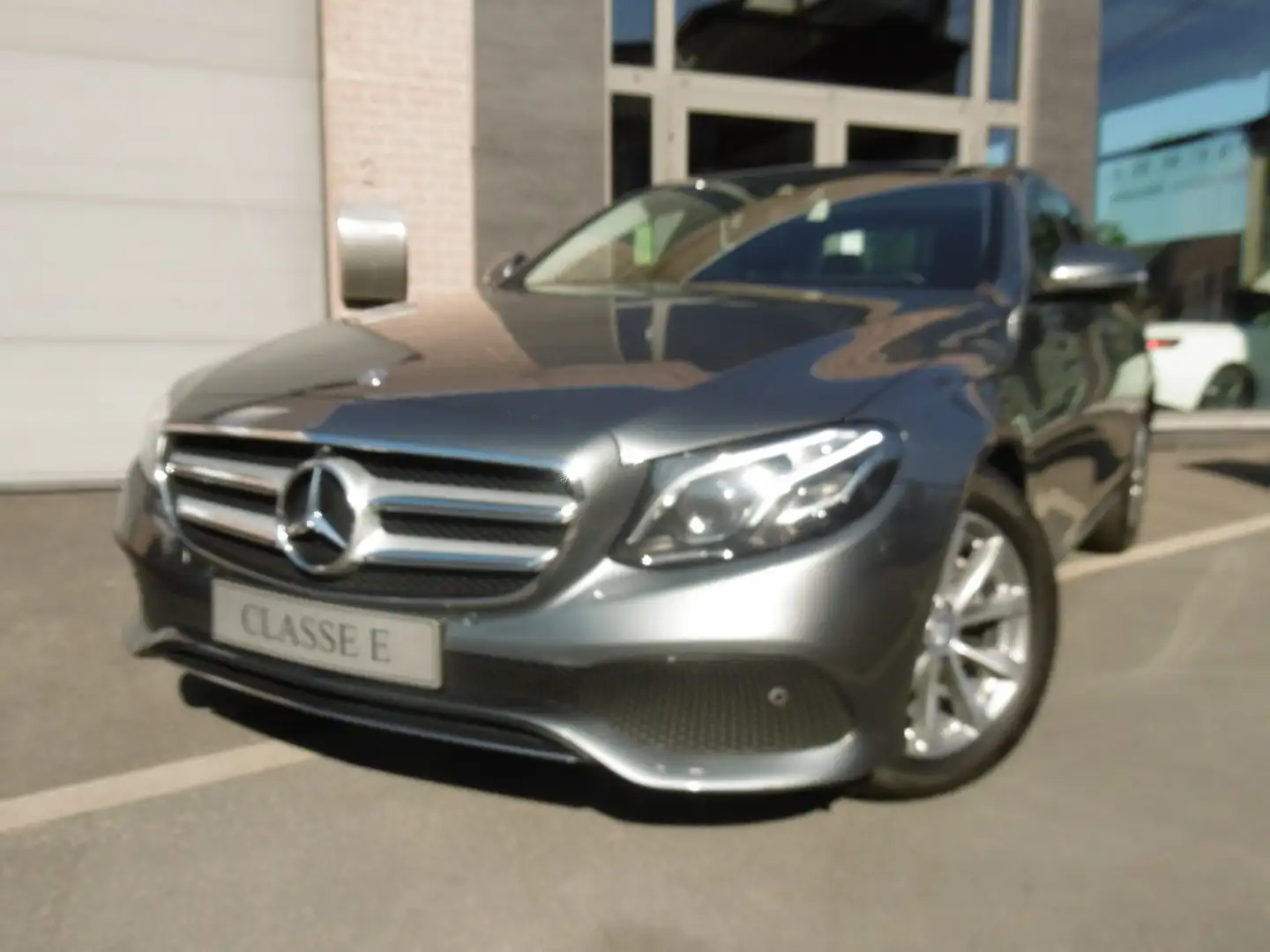 Mercedes-Benz E 220 d Launch Edition CUIR / TOIT PANO / CAMERA 360° Gris - 1