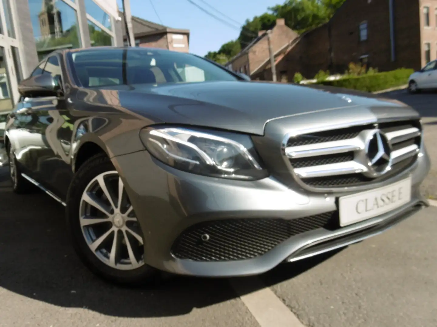 Mercedes-Benz E 220 d Launch Edition CUIR / TOIT PANO / CAMERA 360° Gris - 2