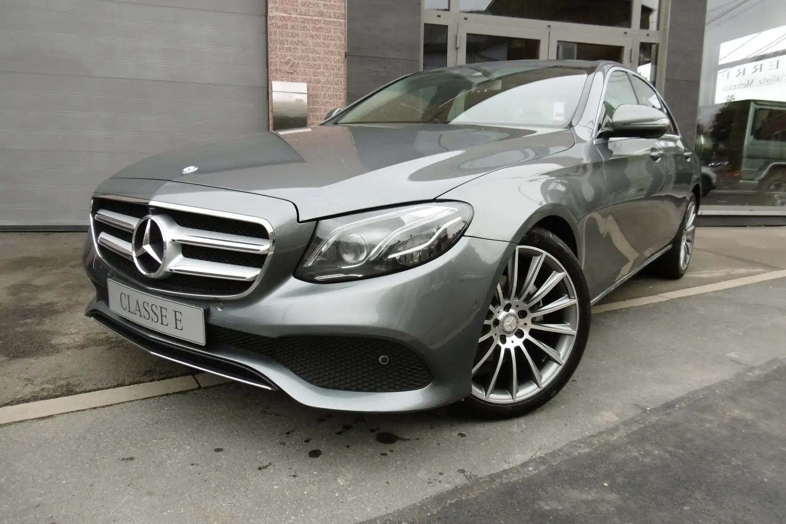 Mercedes-Benz E 220 d Launch Edition CUIR / TOIT PANO / CAMERA 360° Gris - 1