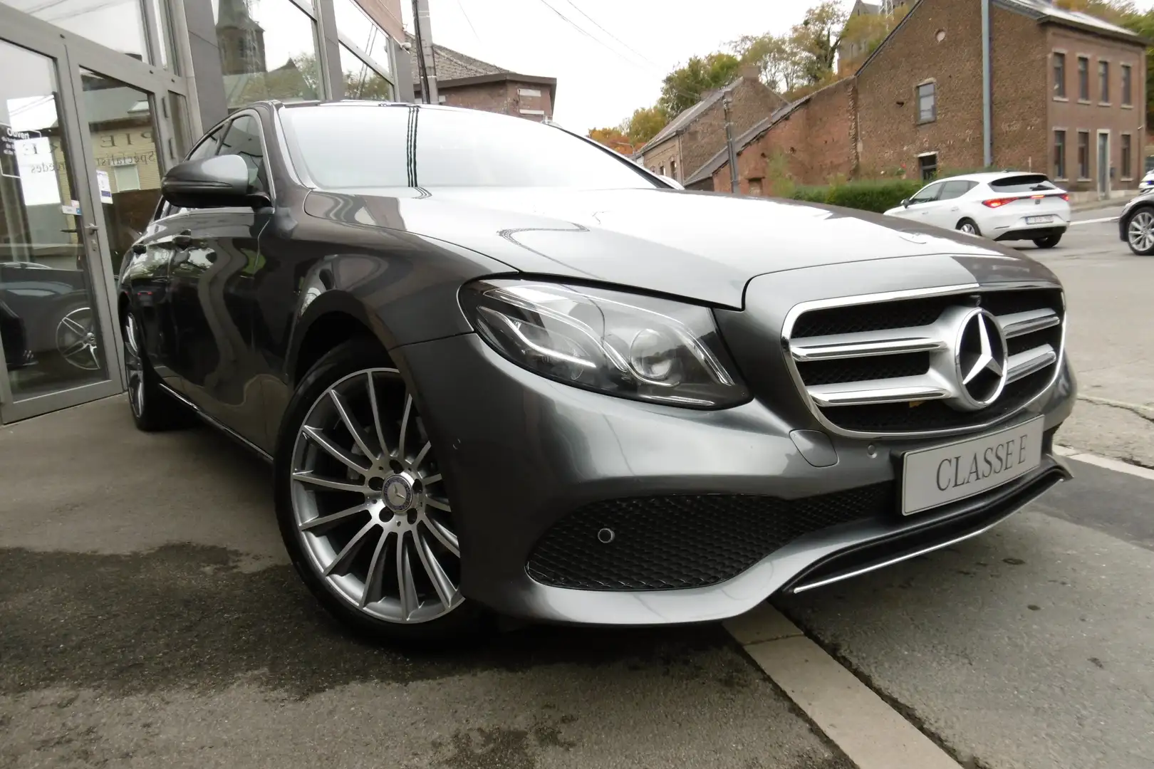 Mercedes-Benz E 220 d Launch Edition CUIR / TOIT PANO / CAMERA 360° Gris - 2