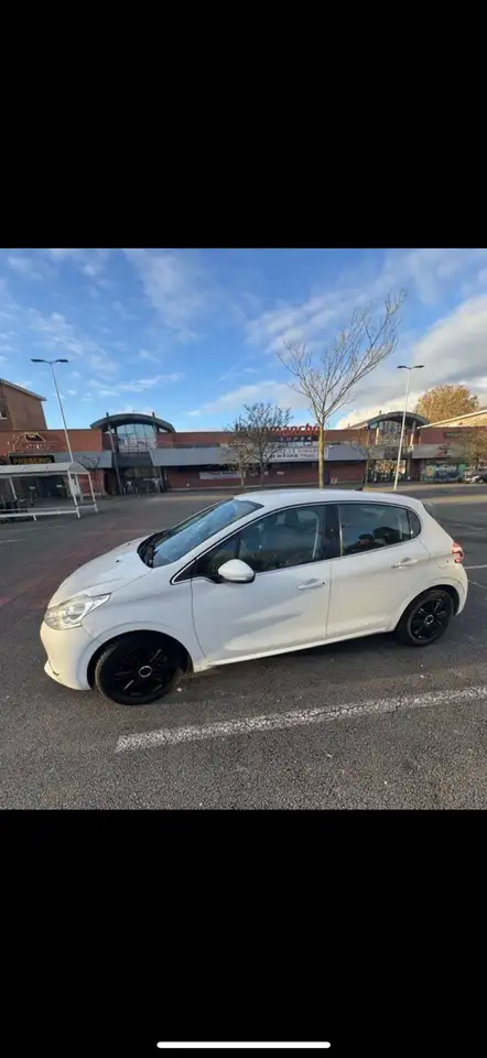 Peugeot 208 208