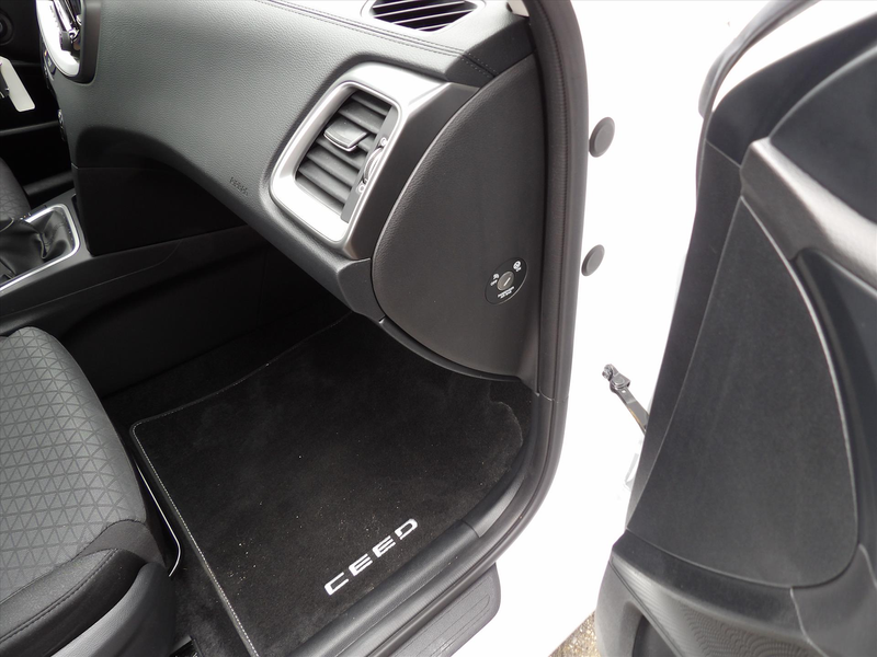 Kia Ceed / cee'd 1.0 Turbo ComfortLine Navi !!!!4.400km!!!! Org. Ne — photo 23