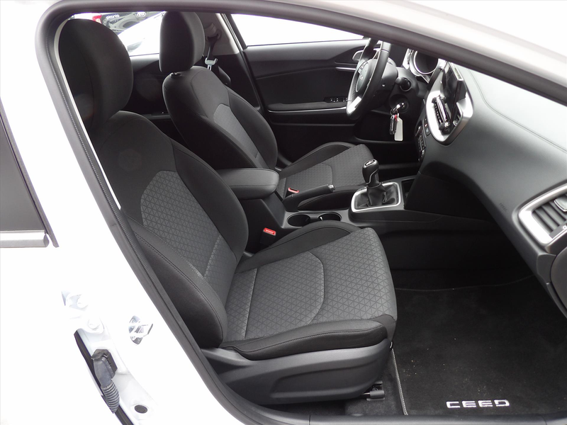 Kia Ceed / cee'd 1.0 Turbo ComfortLine Navi !!!!4.400km!!!! Org. Ne — photo 21