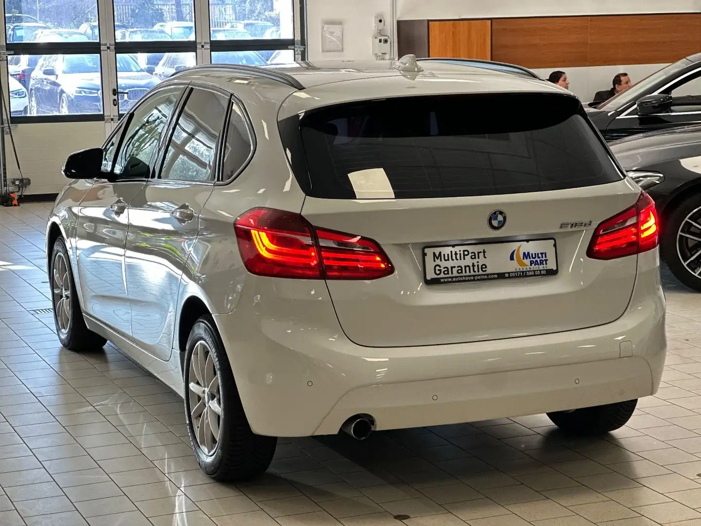 BMW 218 218dActTourer/Aut/Navi/LED/SportStz/Temp/ParkAss Weiß - 2