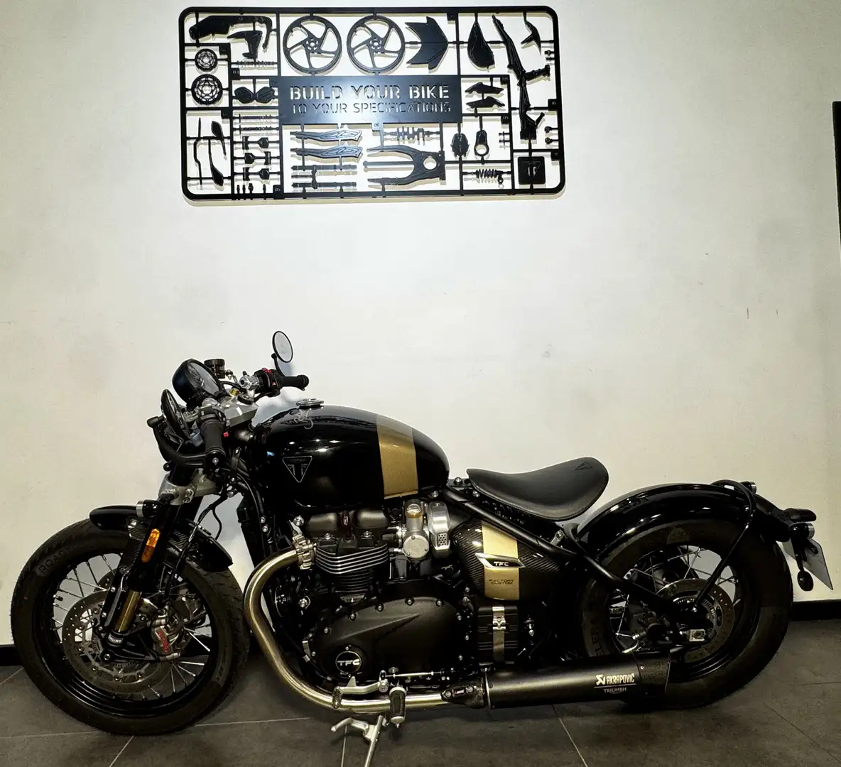 Triumph Bonneville Bobber Negro - 2