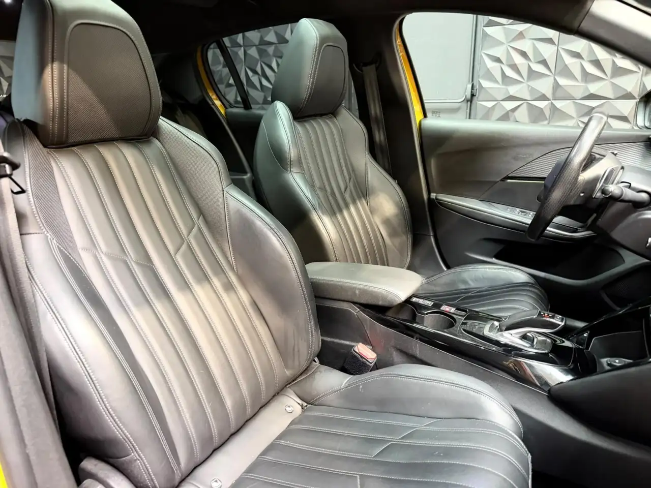 Peugeot 208 208 — photo 18