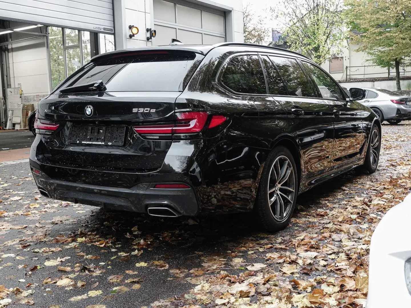 BMW 530 e xDrive Touring M Sport Aut. HUD AHK RFK NAVI LED Schwarz - 2