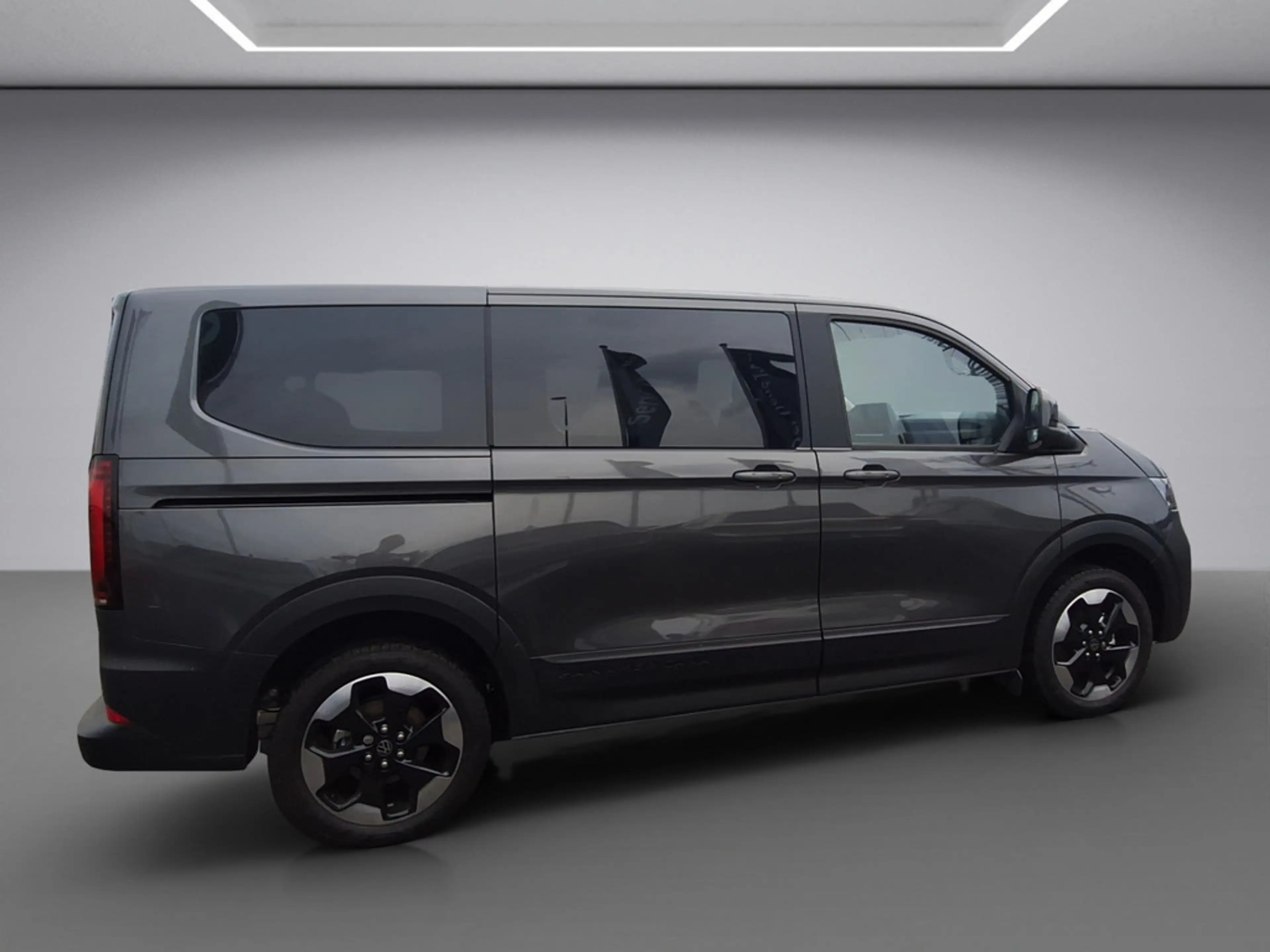 Volkswagen T7 Caravelle e-Caravelle PanAmericana Motor: BEV 160 kW Getriebe: — photo 8