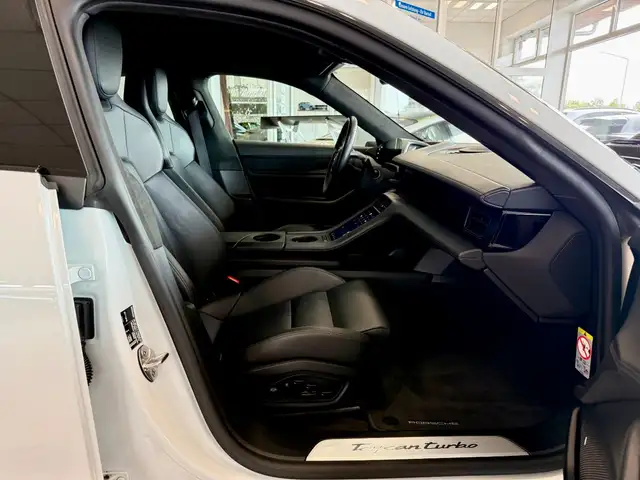 Porsche Taycan view 12