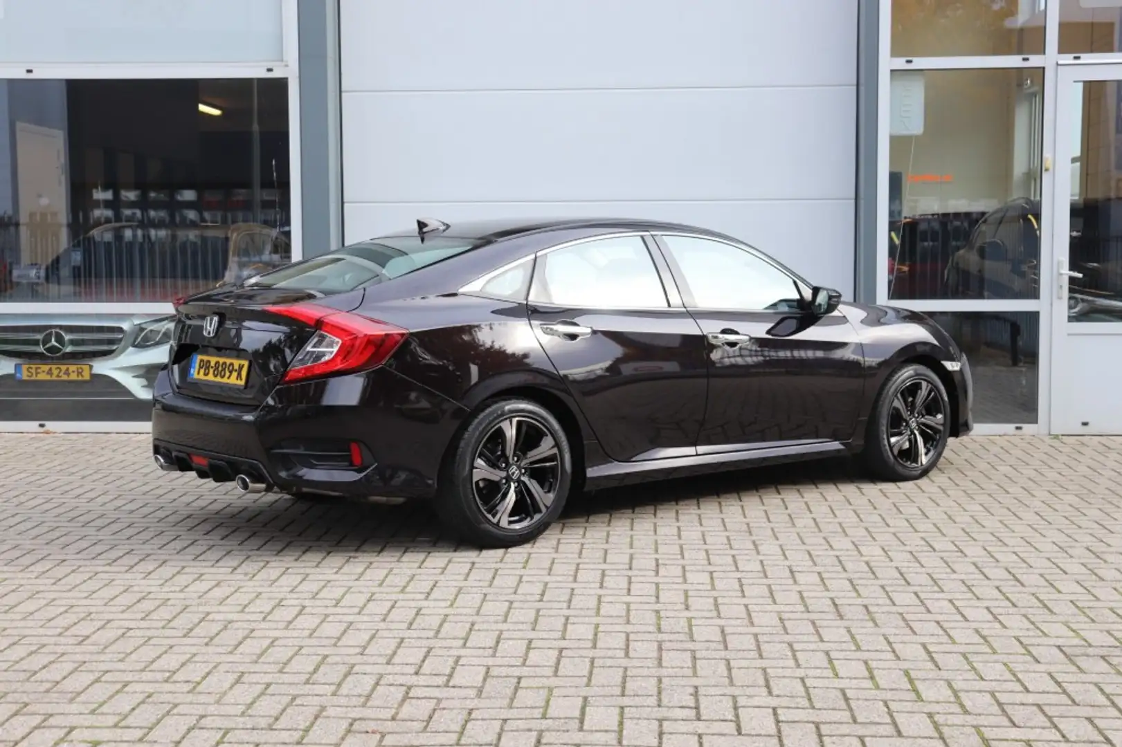 Honda Civic 1.5 I-VTEC 182PK 6Bak EXECUTIVE/CARPLAY/KEYLESS/AD Zwart - 2