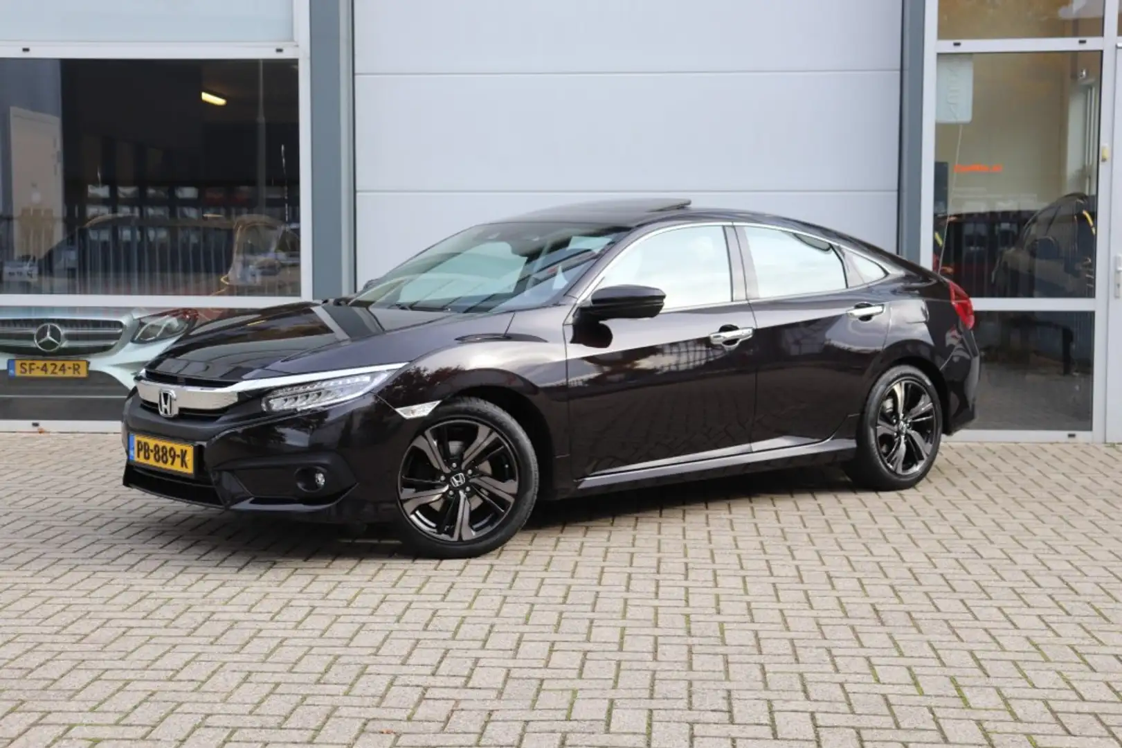 Honda Civic 1.5 I-VTEC 182PK 6Bak EXECUTIVE/CARPLAY/KEYLESS/AD Zwart - 1