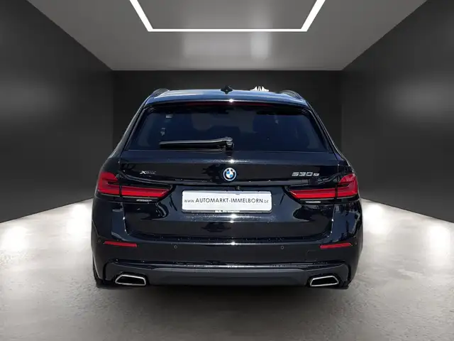 BMW 5 Series view 9