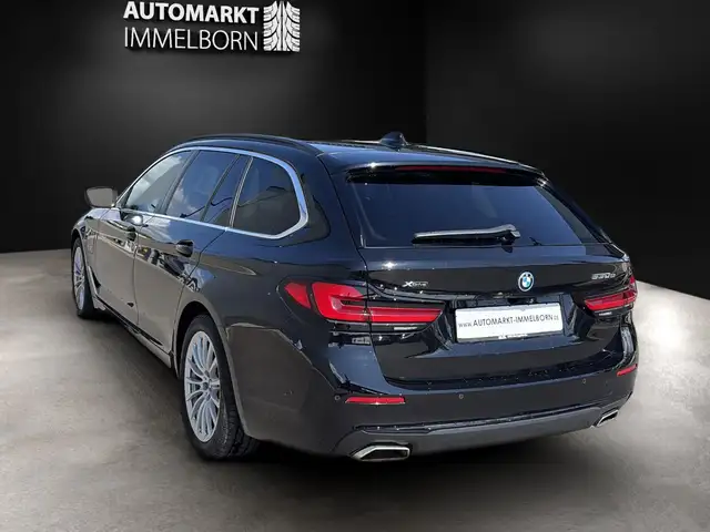 BMW 5 Series view 10