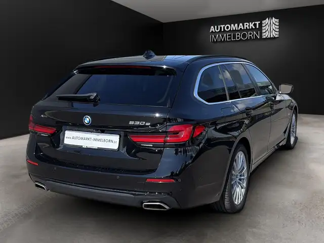 BMW 5 Series view 11
